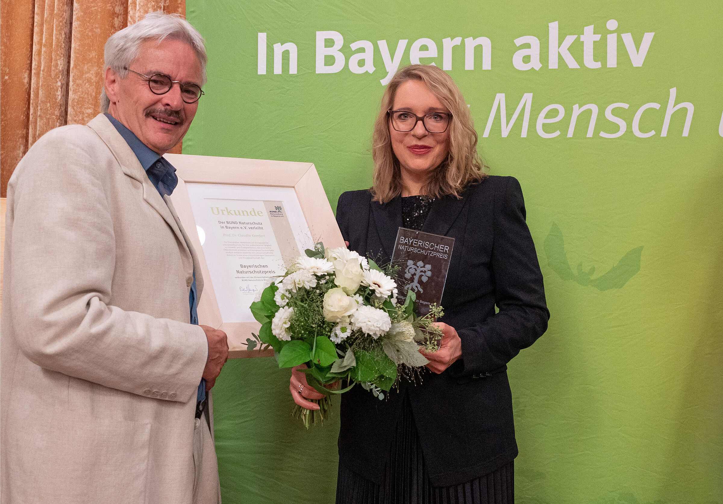 Der BN-Vorsitzende Richard Mergner überreicht Claudia Kemfert den Bayerischen Naturschutzpreis 2022 (Foto: Toni Mader).