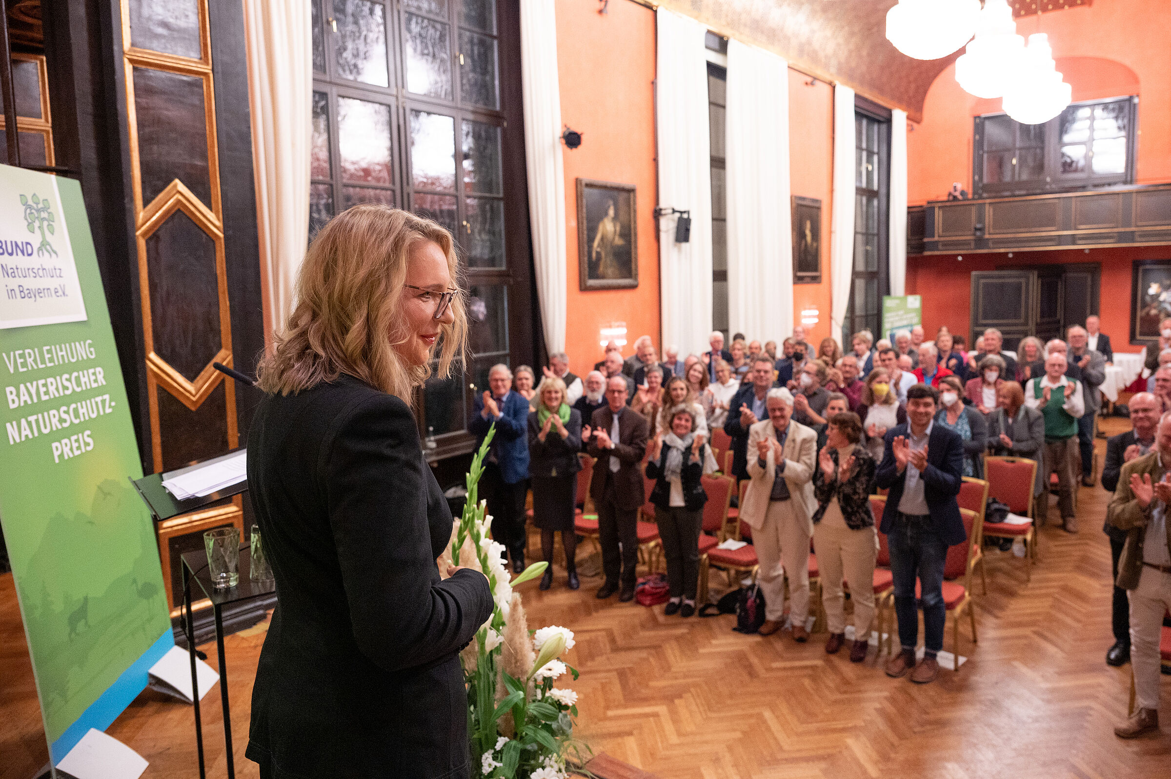 Standing Ovations im Münchner Künstlerhaus für die Preisträgerin Claudia Kemfert (Foto: Toni Mader).