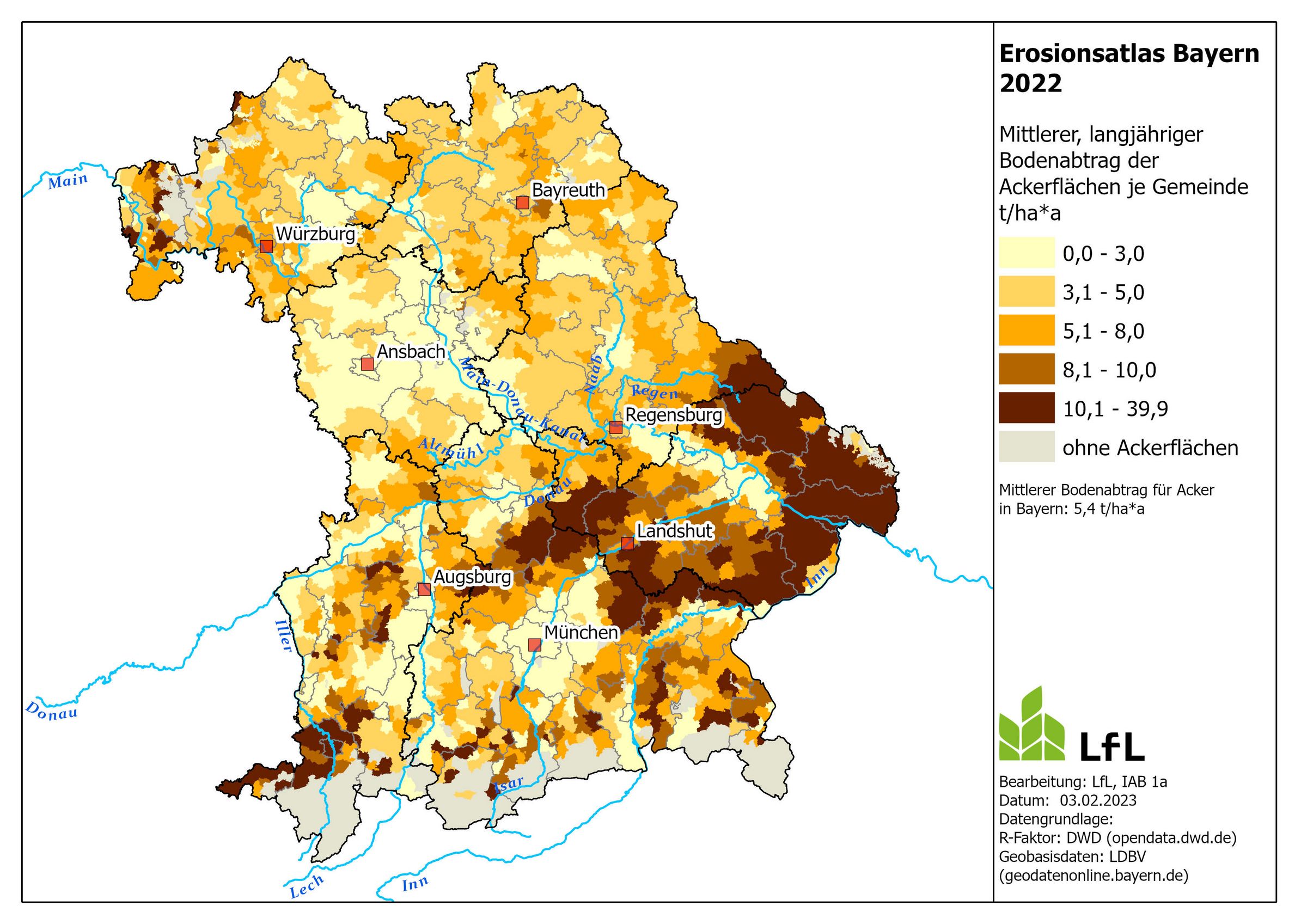 5,4 Tonnen Boden werden durchschnittlich pro Jahr von bayerischen Äckern abgetragen. Eine Bayernkarte zeigt in unterschiedlichen Brauntönen, wie viele Tonnen Boden jedes Jahr von den Äckern abgetragen werden.