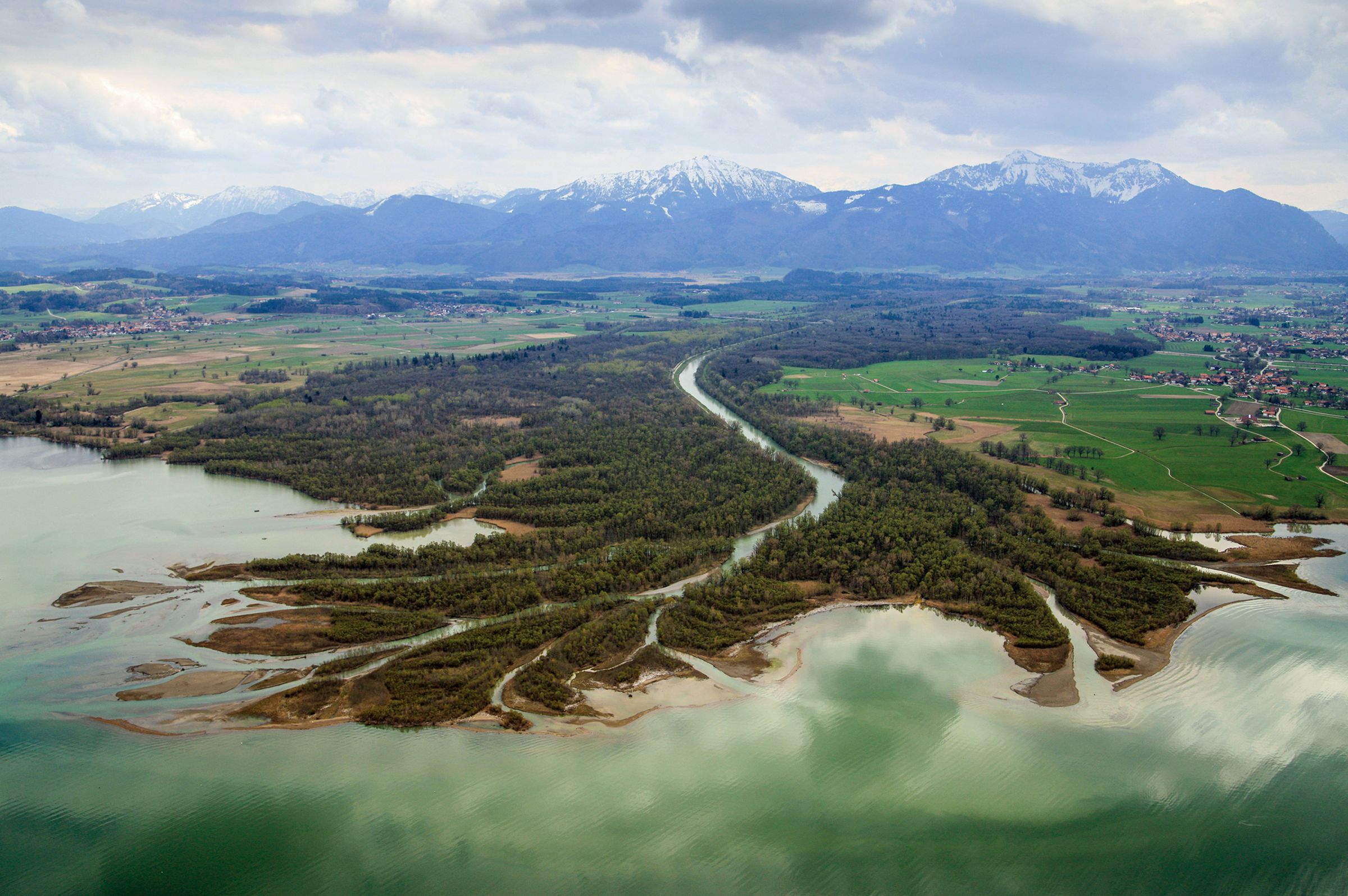 Natur und Landschaft sind Lebensraum für Tiere und Pflanzen in Bayern (Foto: Klaus Leidorf) Ein Fluss fließt auf einen türkisfarbenen See zu und teilt sich an der Mündung in viele Seitenarme auf, im Hintergrund schneebedeckte Berge (Foto: Klaus Leidorf)