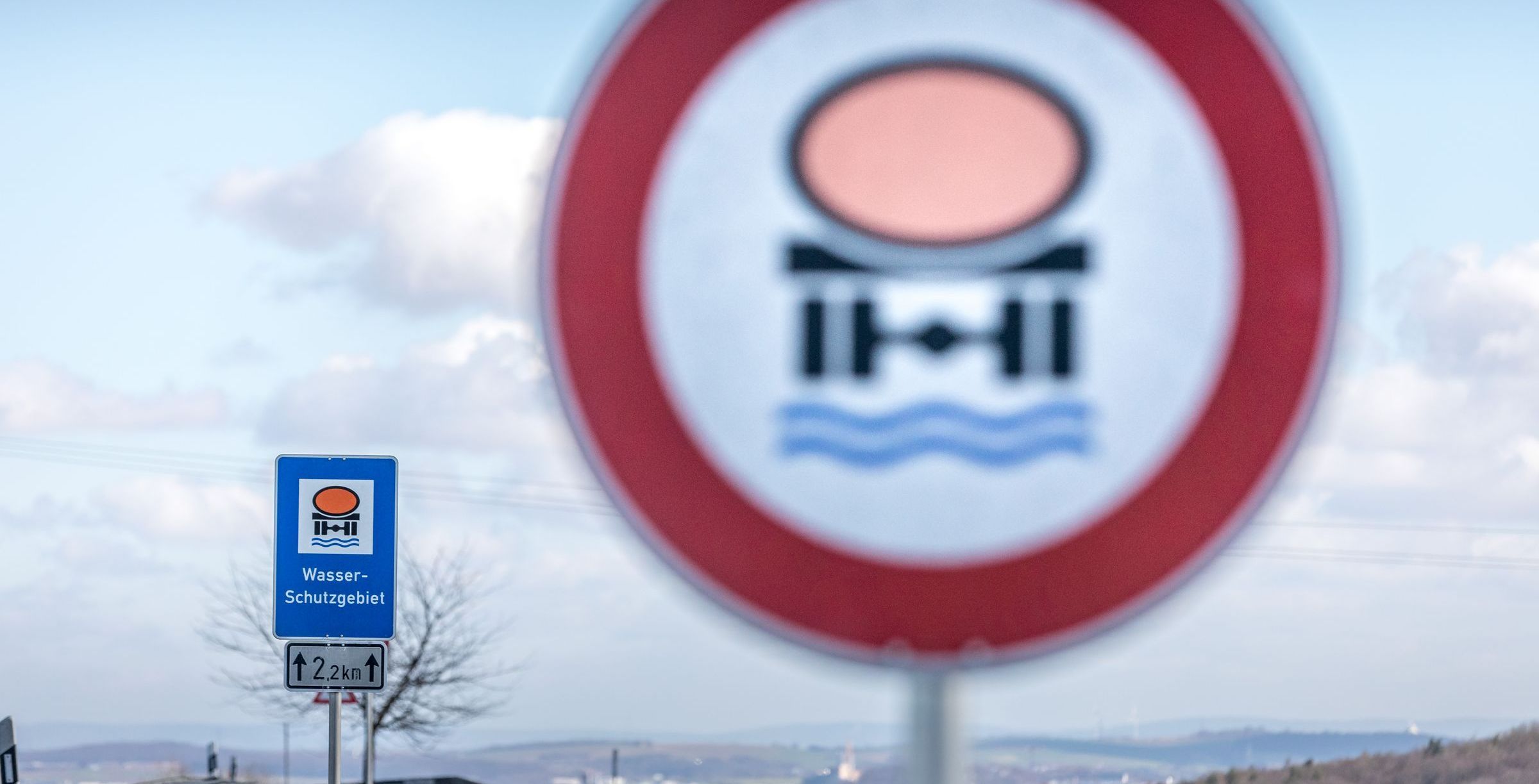Verkehrsschilder zeigen ein Wasserschutzgebiet sowie das Verbot von Gefahrstoffen an. (Foto: Patty V Verkehrsschilder zeigen ein Wasserschutzgebiet sowie das Verbot von Gefahrstoffen an, im Hintergrund die Alpen: 95 Prozent vom Trinkwasser Bayern stammen aus Grundwasserreservoirs, Wasserschutzgebiete sind für seine Reinheit extrem wichtig. (Foto: Patty Varasano)