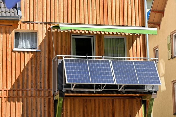 Kühlschrank und Waschmaschine mit selbst gemachtem Sonnenstrom betreiben? Mit sogenannten Steckersolaranlagen nutzen Sie Photovoltaik einfach auf Balkon, Terrasse oder an der Fassade. (Foto: reimax16/stock.adobe.com)