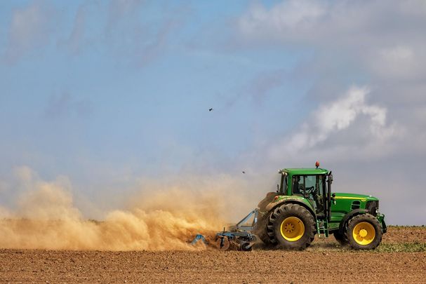 Foto: Ingo Bartussek/stock.adobe.com Traktor wirbelt Staub auf trockenem Acker auf (Foto: Ingo Bartussek/stock.adobe.com)