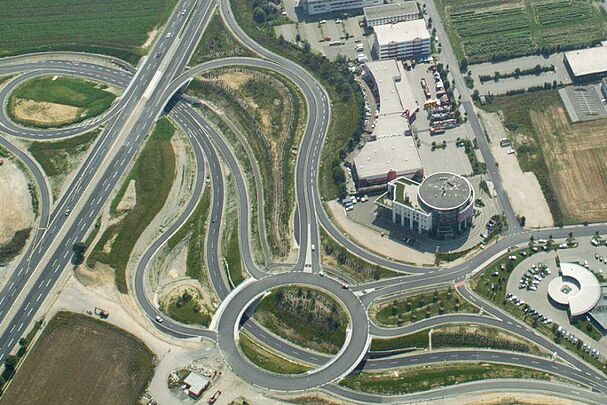 Oft wird das Ausmaß des Flächenverbrauchs erst aus der Luft sichtbar: Der sogenannte „Los Angeles-Kreisel“ in Gersthofen bei Augsburg. (Foto: Klaus Leidorf) Luftaufnahme „Los Angeles-Kreisel“ in Gersthofen bei Augsburg. (Foto: Klaus Leidorf)