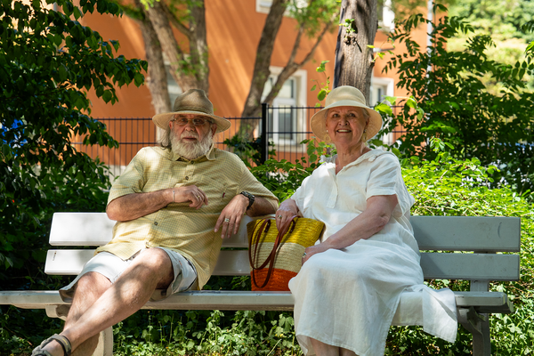 Älteres Paar ruht sich auf Bank im Baumschatten an heißem Sommertag aus (Foto: Yvonne Schöpf, BN) Älteres Paar ruht sich auf Bank im Baumschatten an heißem Sommertag aus (Foto: Yvonne Schöpf, BN)