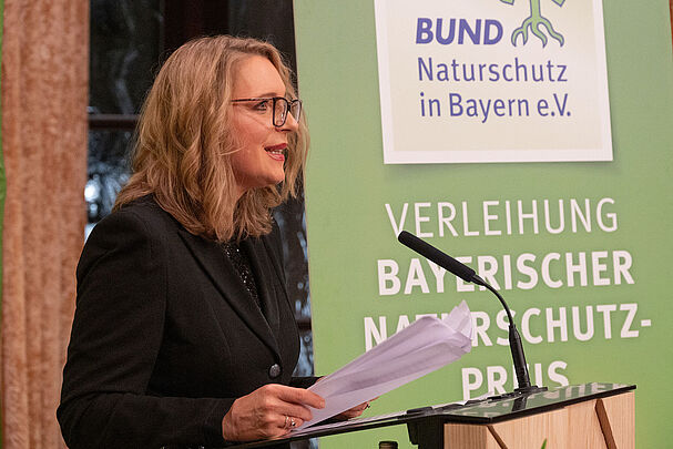 Prof. Dr. Claudia Kemfert bei der Verleihung des BAyerischen Naturschutzpreises 2022 (Foto: Toni Mader)