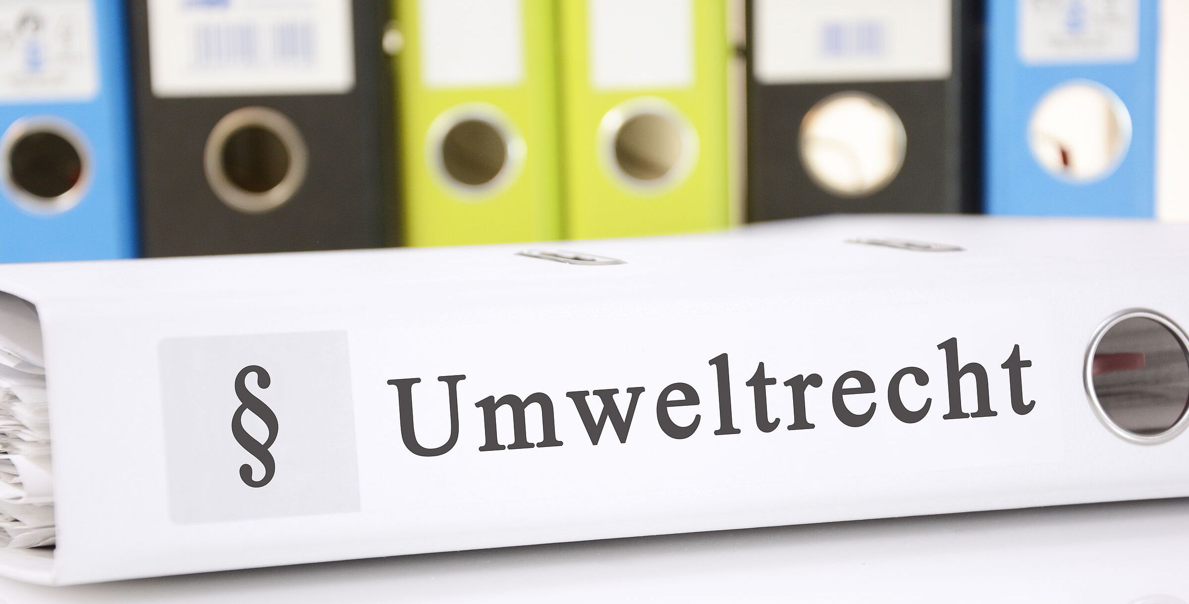 Foto: Marco2811/stock.adobe.com Umweltrecht regelt in Form von Gesetzen den Umweltschutz: Ein dicker Aktenordner mit der Aufschrift "Umweltrecht" und Paragraphenzeichen (Foto: Marco2811/stock.adobe.com)