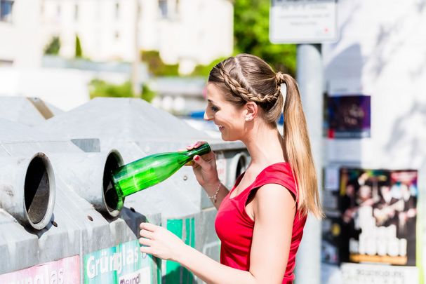 Altglas richtig entsorgen und trennen (Foto: Kzenon/stock.adobe.com)