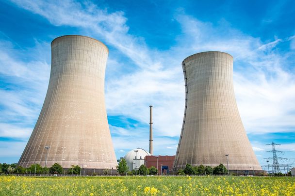 Foto: Countrypixel/stock.adobe.com Zwei Kühltürme ohne Dampf darüber: Der Atomausstieg ist vollzogen. (Foto: Countrypixel/stock.adobe.com)