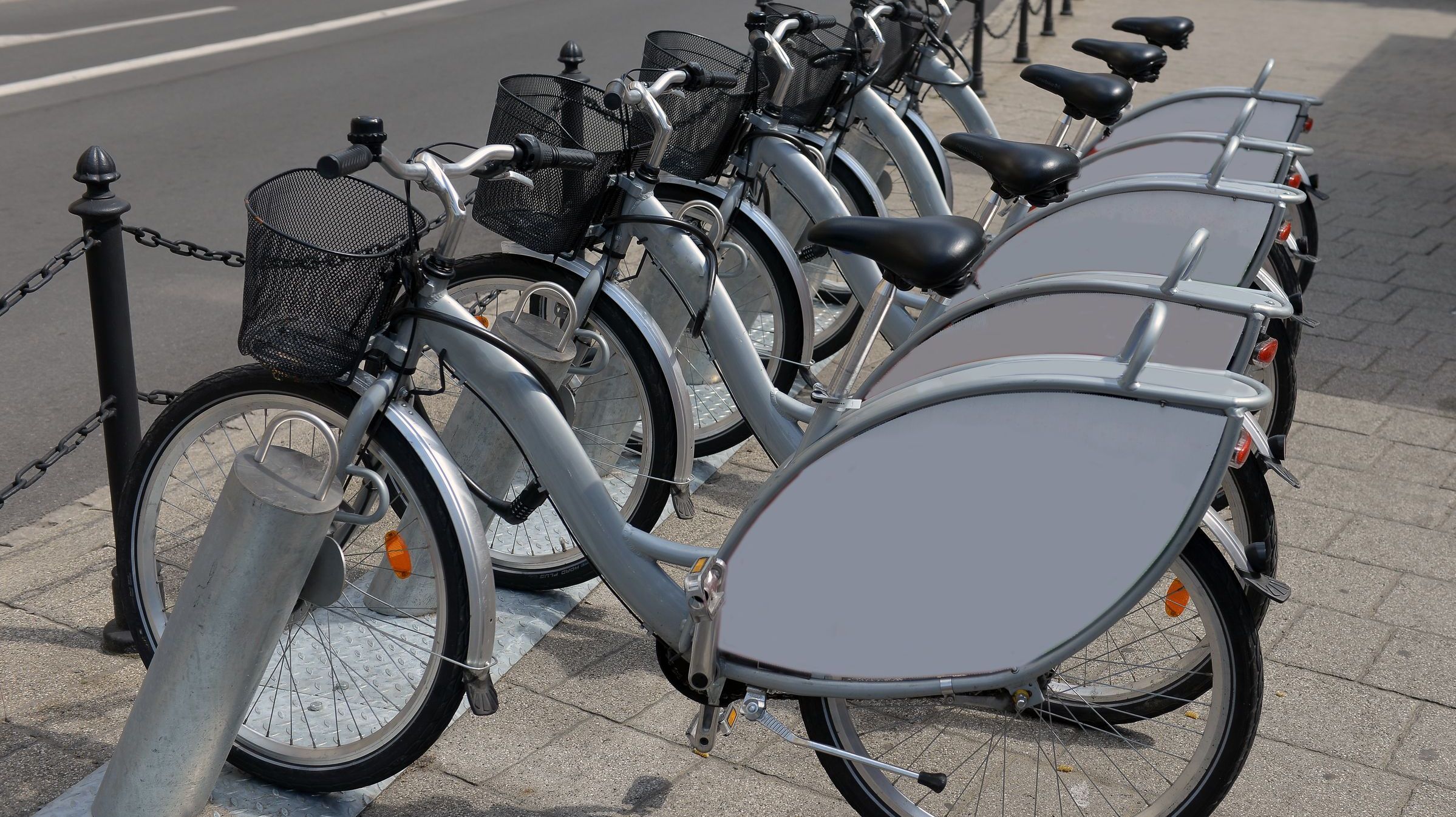 Leihfahrradstation (Bild: nikitos77 - stock.adobe.com) Eine Leihfahrradstation: Bus- und Bahnangebote müssen für die Nutzer auch durch Anschlussmöglichkeiten attraktiver werden. (Bild: nikitos77/Adobestock)