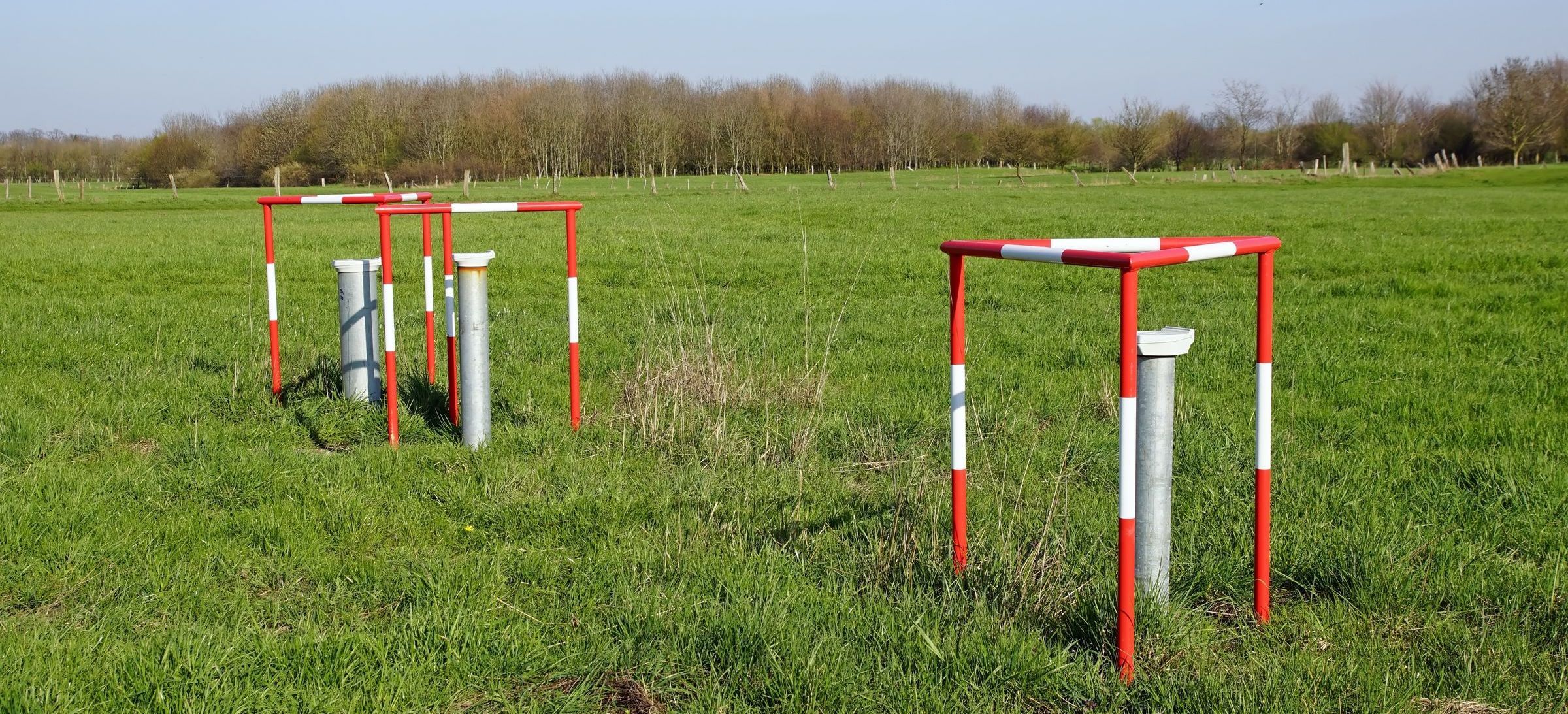 Grundwassermessstellen auf einem Feld (Bild: brudertack69/stock.adobe.com) Grundwassermessstellen auf einem Feld: Die Grundwasserspiegel Bayern sinken, mancherorts gibt es Belastungen mit Schadstoffen – wir brauchen mehr Schutz. (Bild: brudertack69/stock.adobe.com)