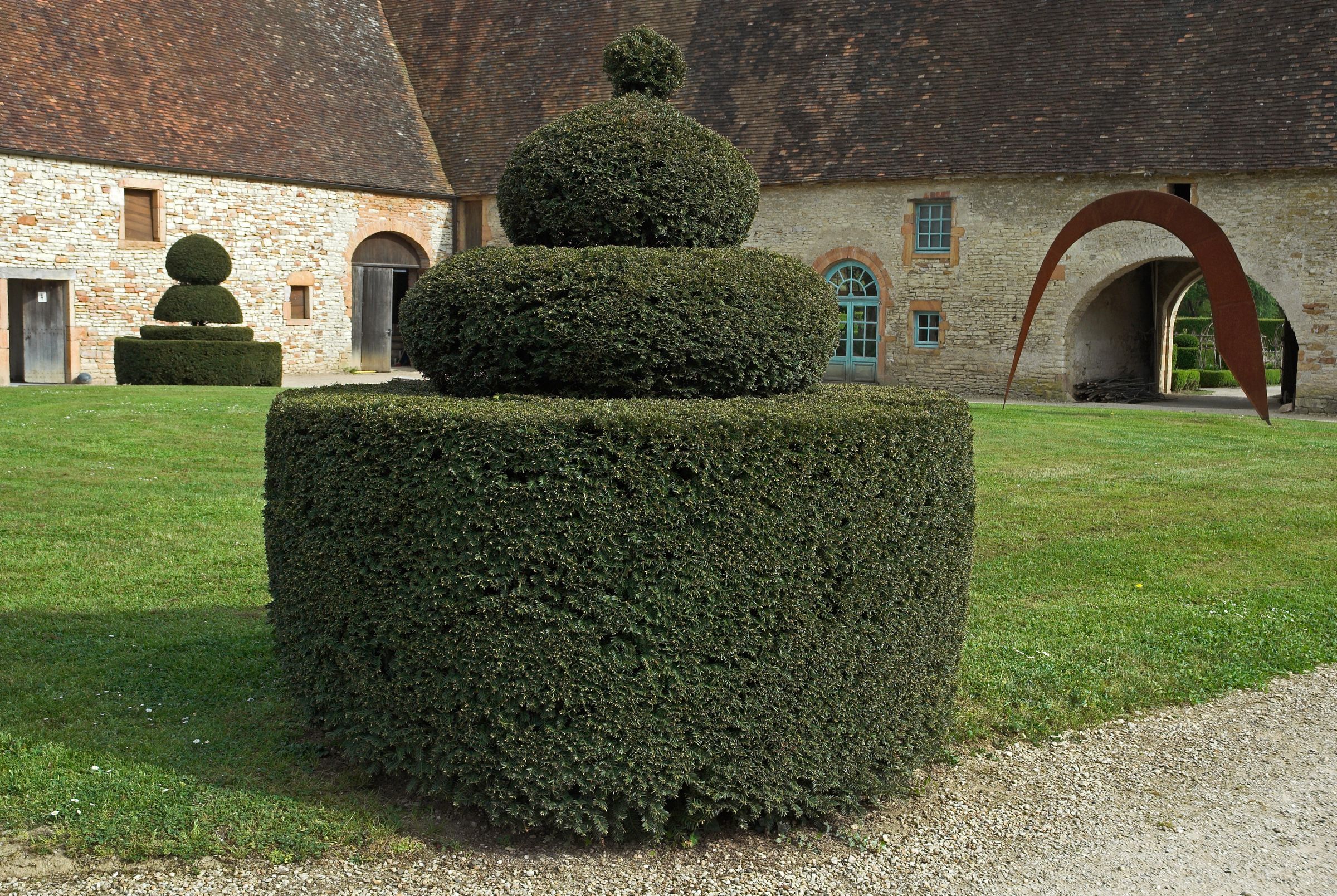 Eiben werden in Parks oft in vielfältige Formen geschnitten. (Foto: JAG IMAGES/stock.adobe.com) Stadtbaum-Portrait: zu einer kunstvollen Form beschnittene Eibe in einem Park (Foto: JAG IMAGES/stock.adobe.com)
