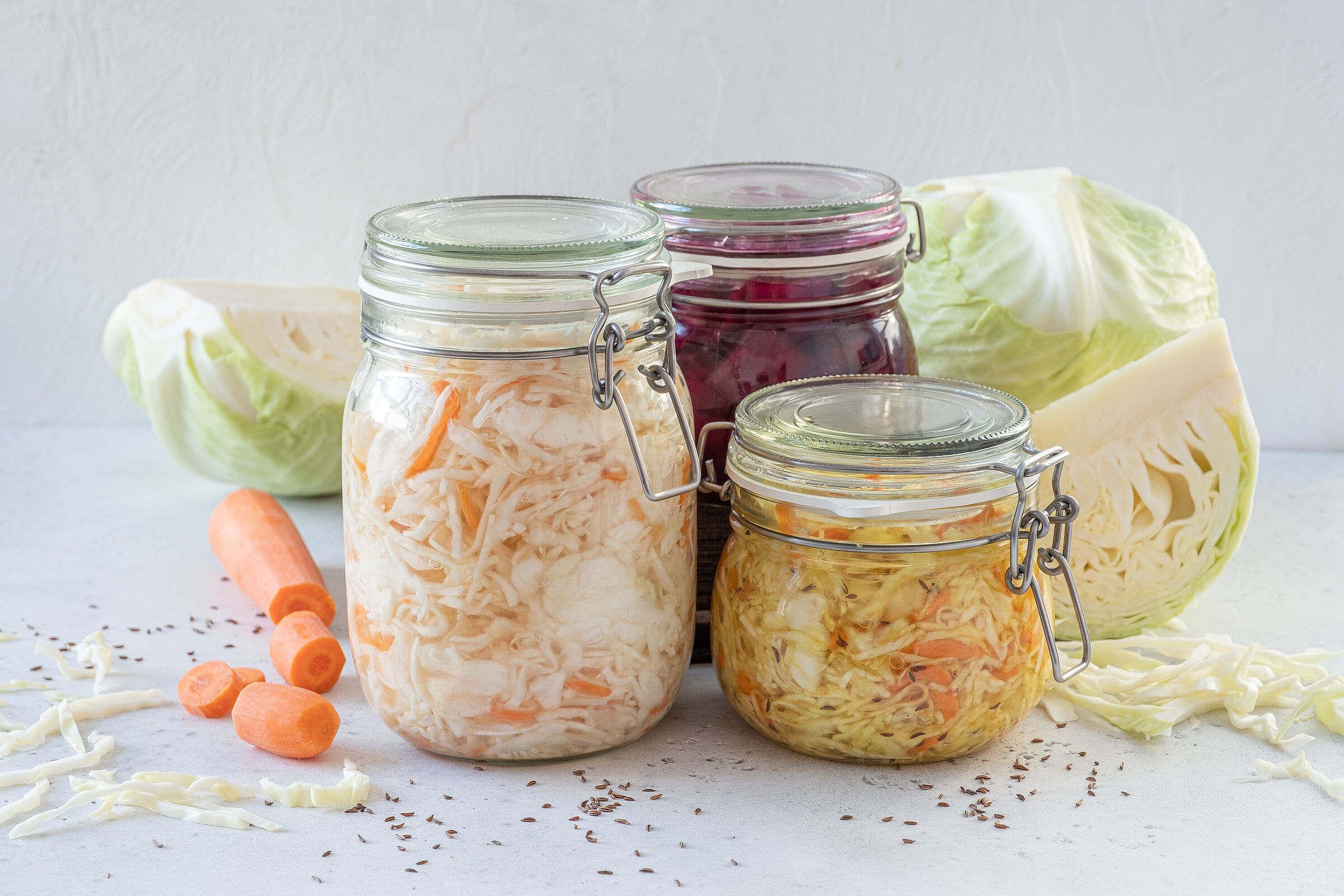 Fermentiertes Gemüse in verschiedenen Gläsern: Fermentation eignet sich sehr gut um Lebensmittel zu konservieren und Vitamine zu erhalten. (Foto: azurita/stock.adobe.com)