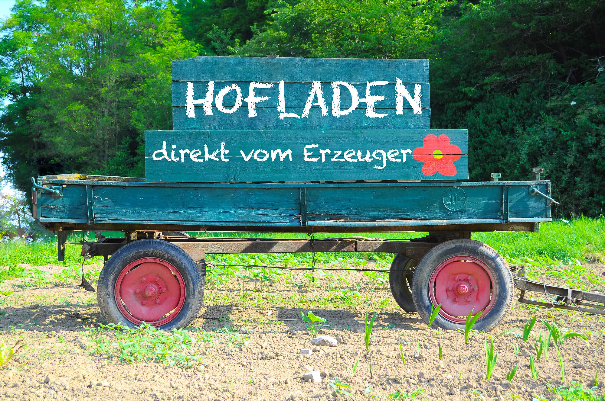 Ein Wagen, auf dem der Text "Hofladen, direkt vom Erzeuger" geschrieben steht