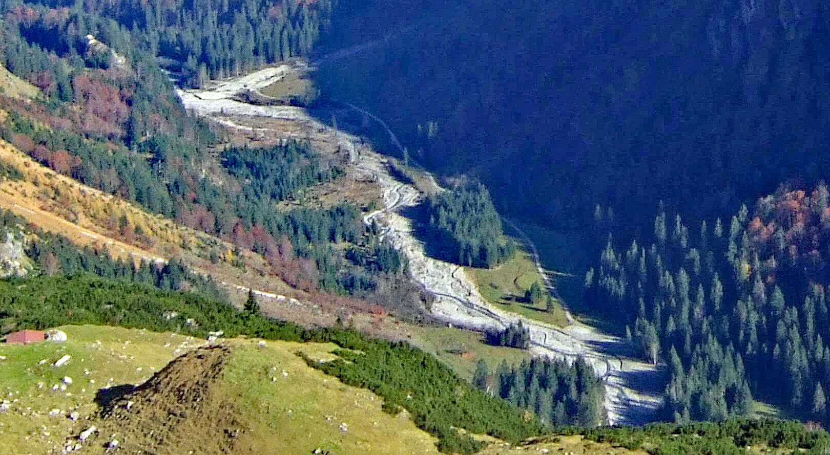 Blick von oben ins Rappenalptal mit Rappenalpbach: Der Lauf kann nicht schnell und einfach wiederhergestellt werden (Foto: Herbert Stadelmann).