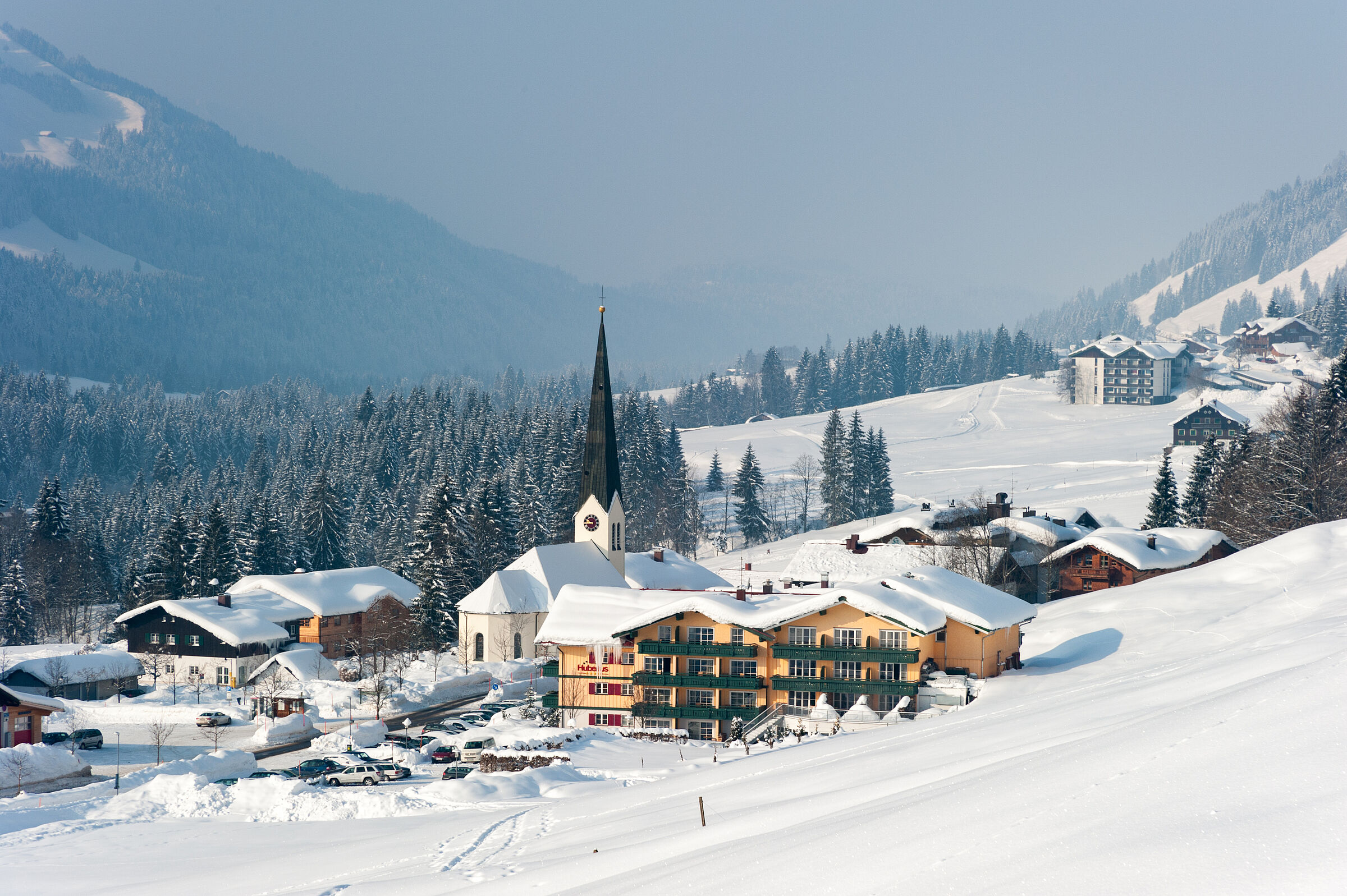 Blick auf das verschneite Balderschwang von oben: Betreibt die Gemeinde Kirchturmpolitik rund um das Riedberger Horn? (Foto: penofoto.de - stock.adobe.com)