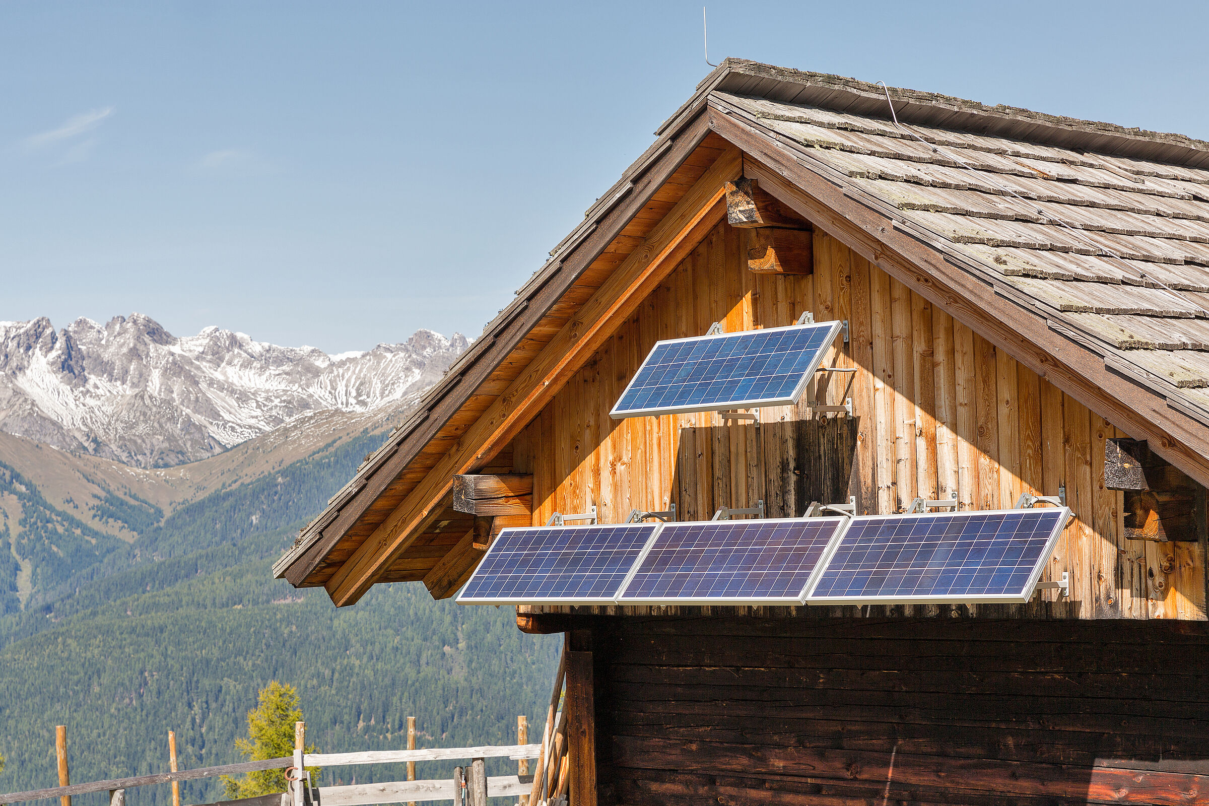 Photovoltaikanlage an einer Berghütte vor einer Bergkulisse: wichtiger Beitrag zur Versorgung mit Energie in den Alpen (Foto: Panama- stock.adobe.com) 