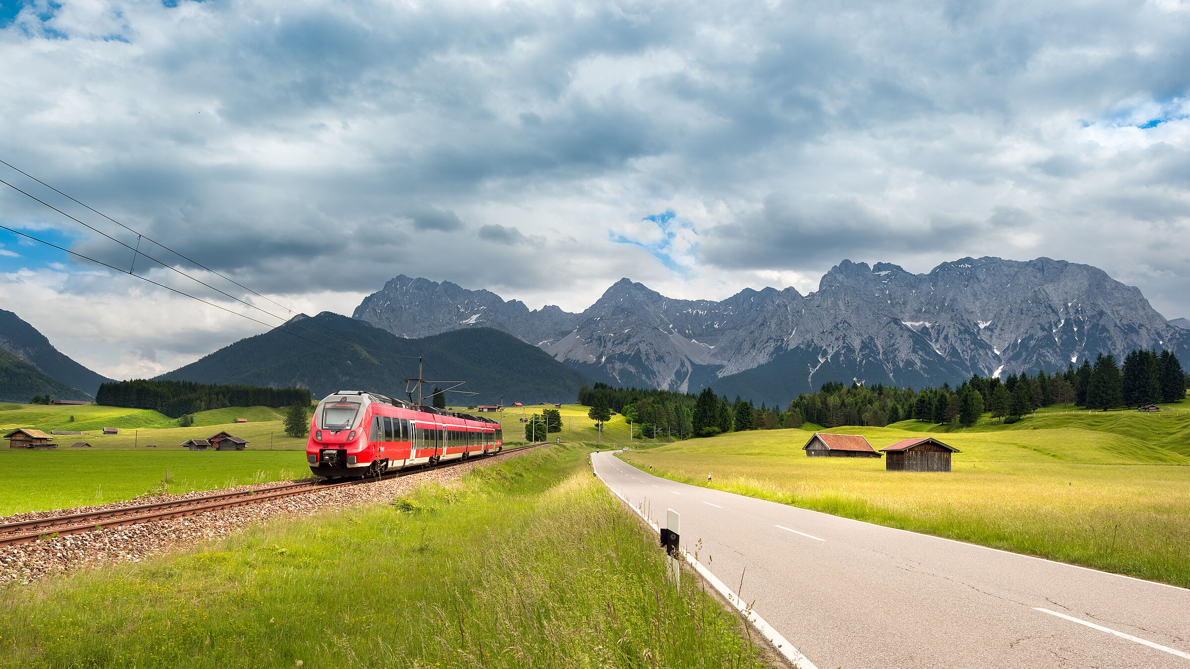 Verkehr in den Alpen: Ein Personenzug bei Mittenwald vor der Bergkulisse des Karwendelgebirges.