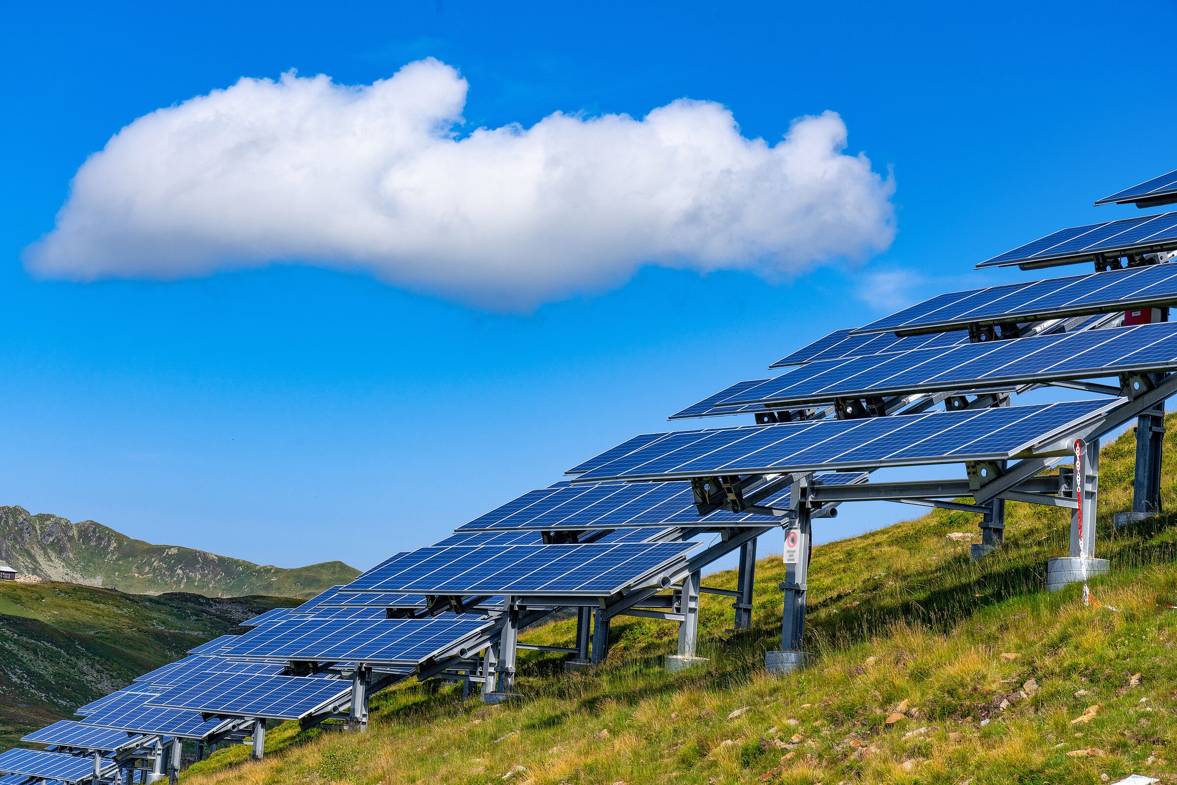 Energie in den Alpen: Solarpark im Gipfelbereich des österreichischen Wildkogels