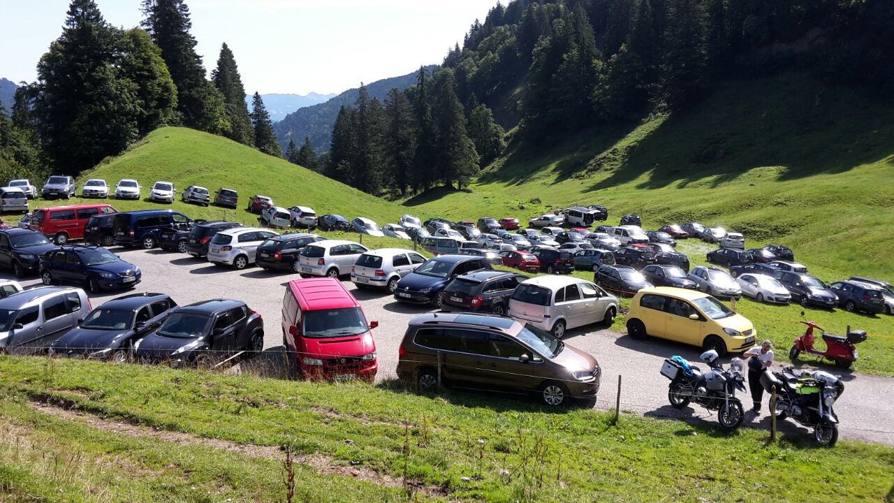 Überfüllter Parkplatz an der Scheidwangalpe am Ende einer Mautstraße im Gunzesrieder Tal (Foto: BN)