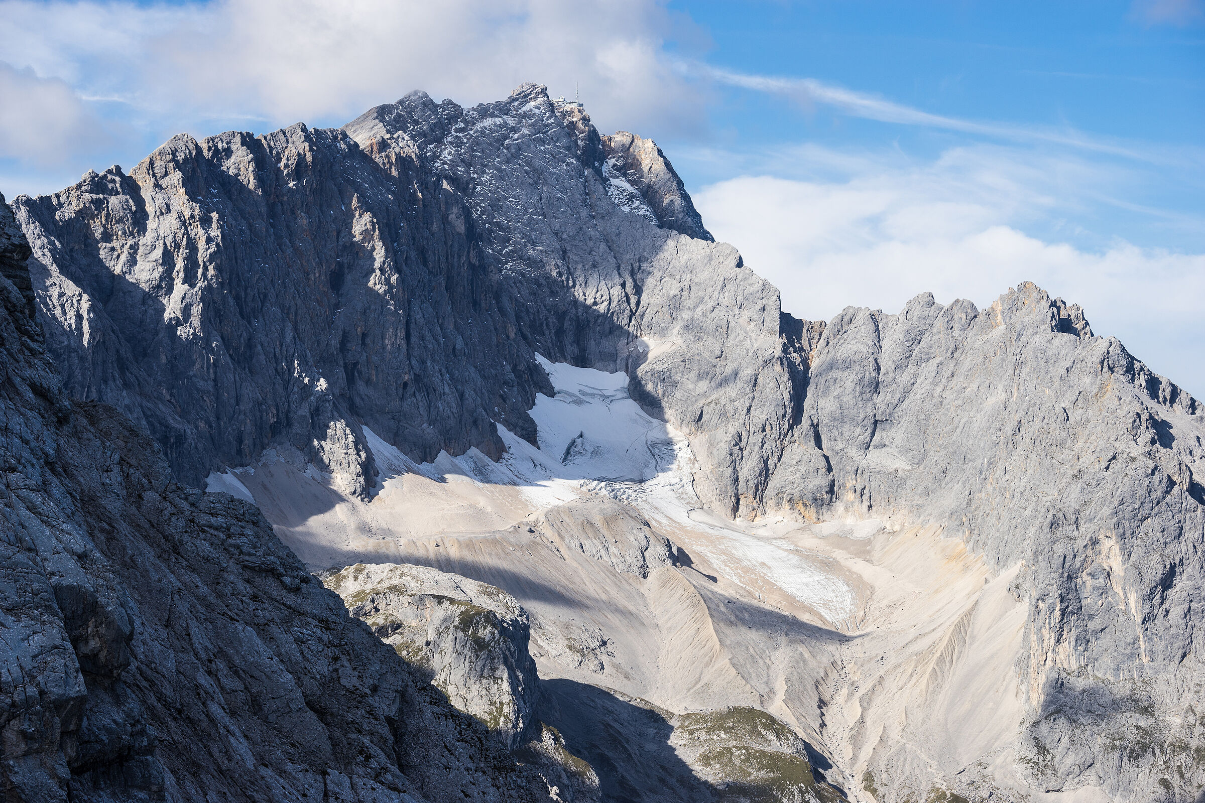 Beispiel für gebundenes Wasser in den Alpen: Der Höllentalferner unterhalb der Zugspitze. (Foto: AdobeStock/outdoorpixel)