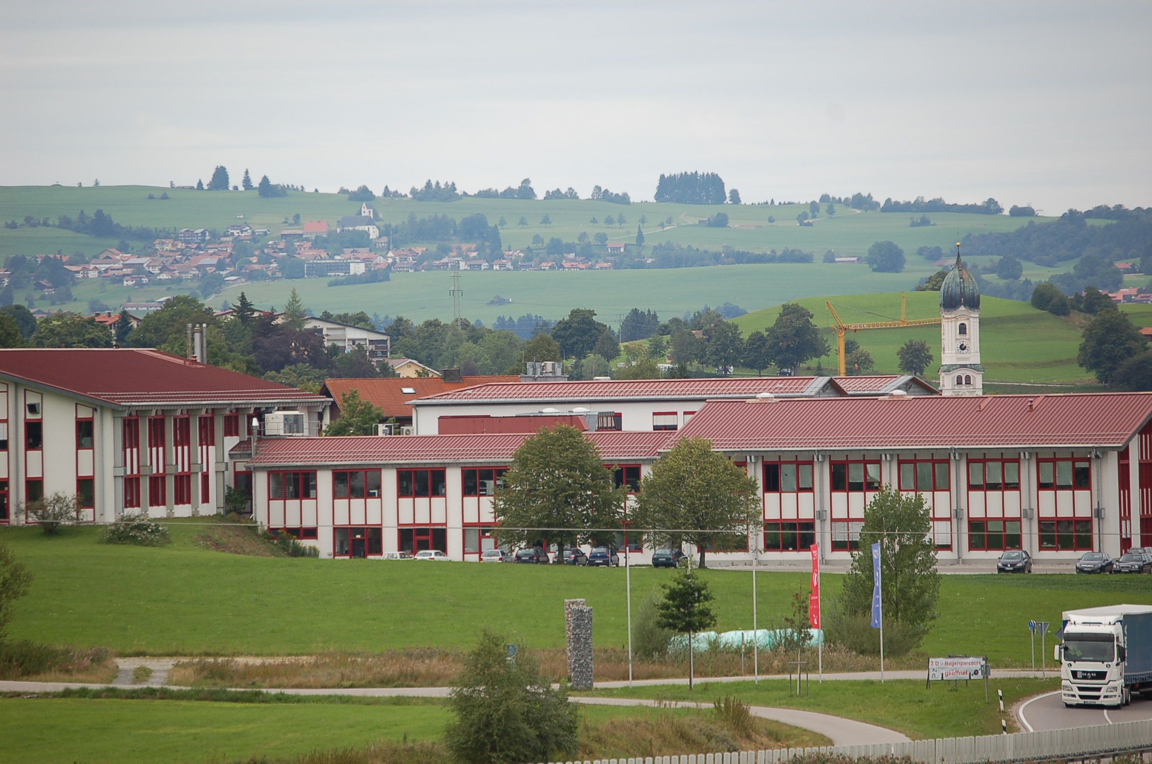 Blick auf das Gewerbegebiet Nesselwang: Architektonische Anpassung an das Ortsbild und direkte Verkehrsanbindung an umliegende Gemeinden. (Foto: Thomas Frey)