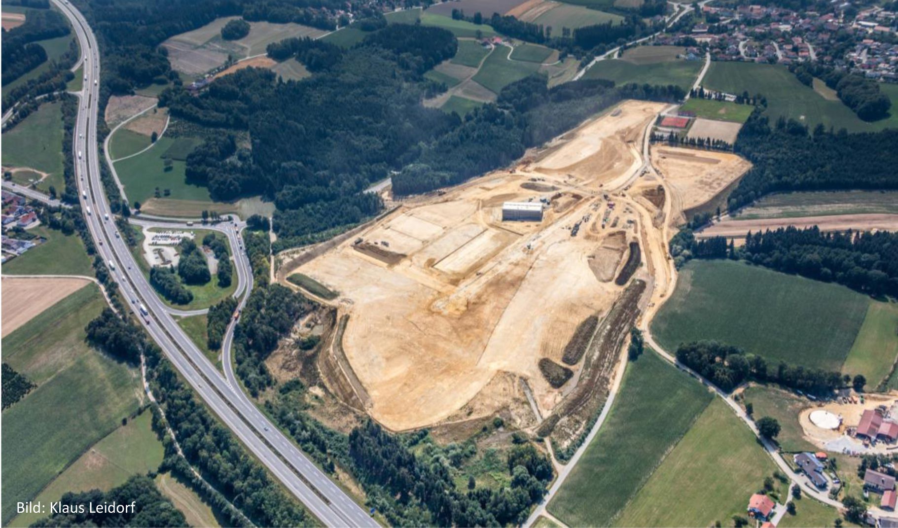 Luftbild von der gerodeten Fläche des Gewerbeparks Rathsmannsdorf umgeben von Wald und Wiesen. (Foto: Klaus Leidorf)