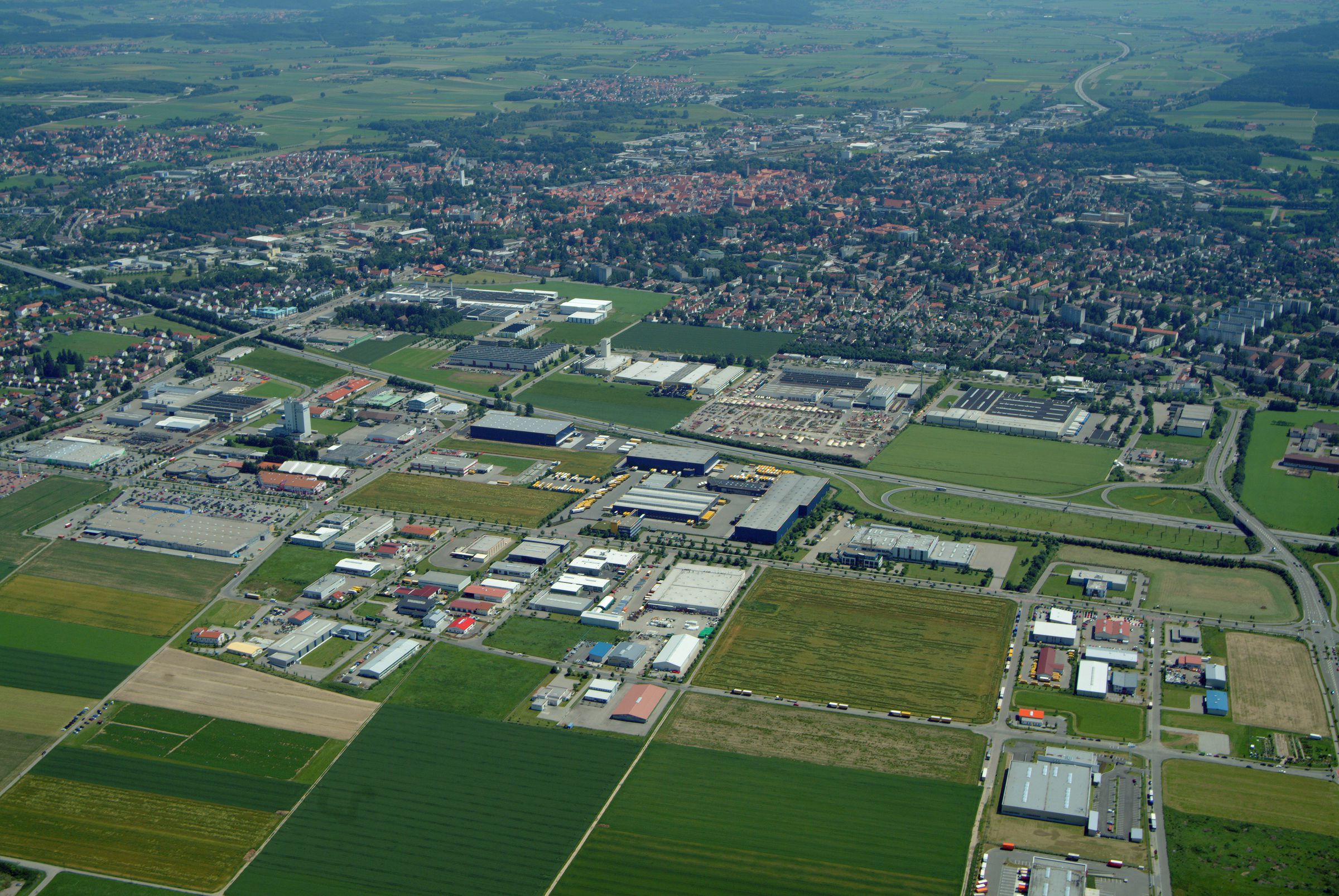 Die Umgebung von Memmingen aus der Luft: Gut erkennbar ist, wieviel unnötiger Flächenfraß durch Gewerbegebiete entsteht. (Foto: Klaus Leidorf)