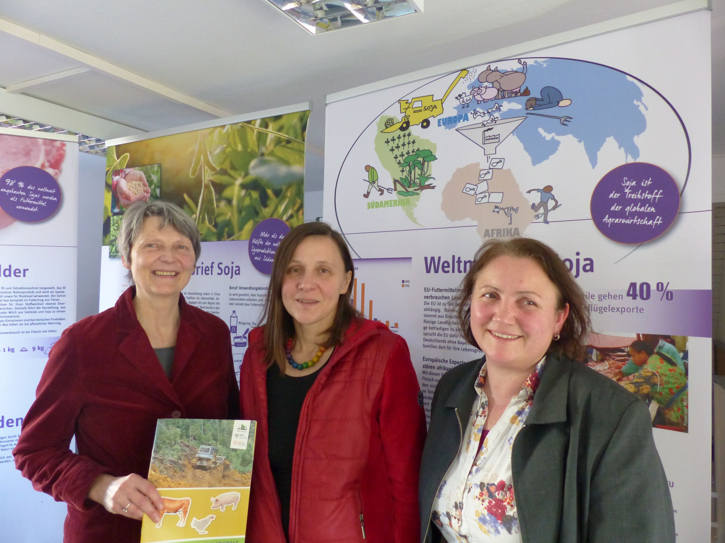 Vorstellung der neuen Futtermittelbroschüre des Agrarbündnis Bayern; vlnr: Marion Ruppaner, BN; Gisela Voltz, Mission EineWelt; Isabella Hirsch, AbL