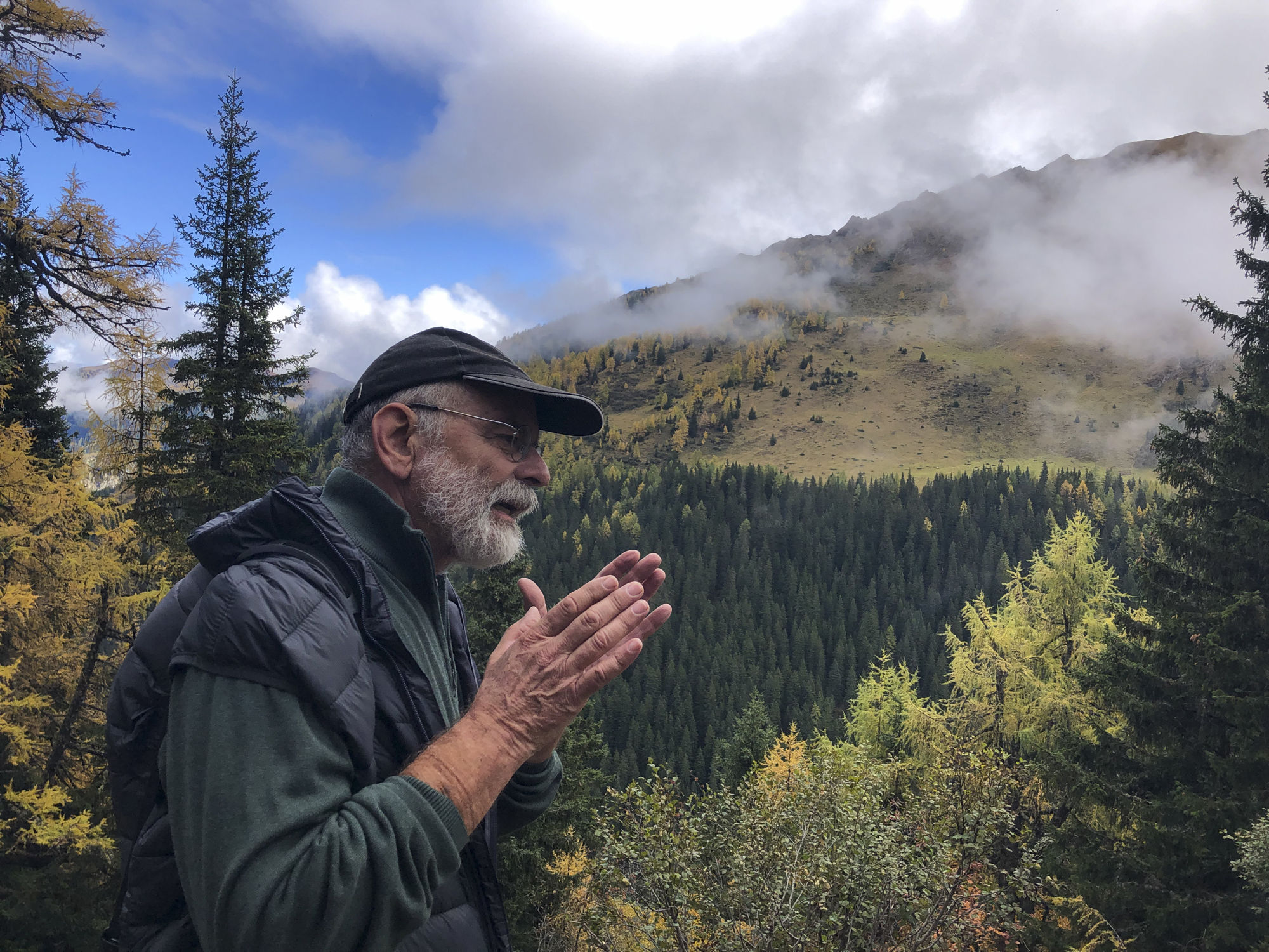 Herdenschutzberater René Gomringer im Profil vor einer herbstlichen Bergkulisse. René Gommringer wünscht sich beim Herdenschutz mehr Pragmatismus von den Schafhaltern. (Foto: Nick Huisman) 