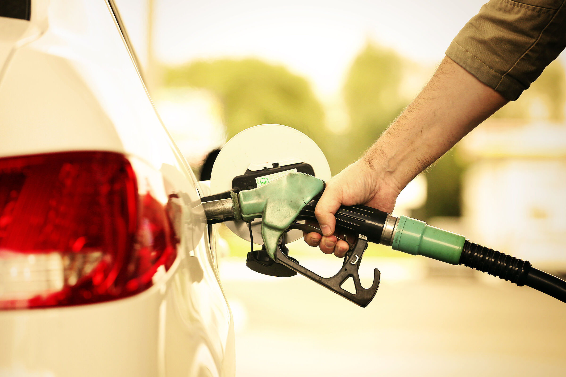 An der Tankstelle: Ökosteuer auf Mineralöl (Foto: Pavel Kubarkov - stock.adobe.com)