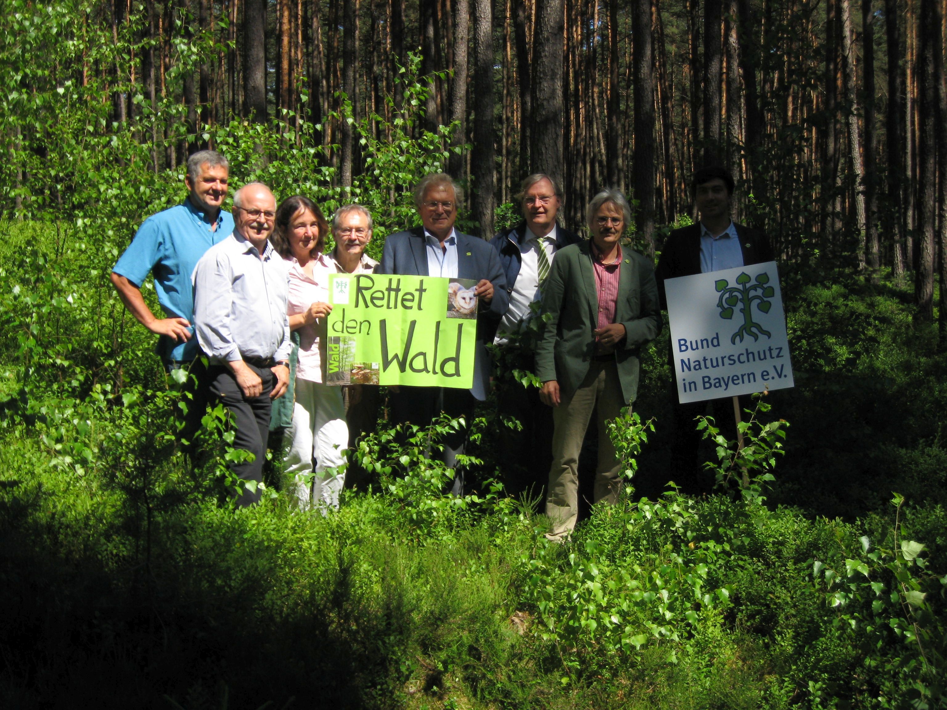 Foto BN, v. l.: Hans Babl (2. Kreisgruppenvorsitzender Neustadt/Waldnaab), Sebastian Schönauer (stellv. Landesvorsitzender), Sonja Schuhmacher (Ortsgruppenvorsitzende Weiden), Helmut Schultheiß (Regionalreferent), Hubert Weiger (Landesvorsitzender), Pet