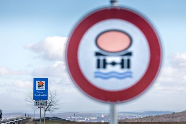 Verkehrsschilder zeigen ein Wasserschutzgebiet sowie das Verbot von Gefahrstoffen an, im Hintergrund die Alpen: 95 Prozent vom Trinkwasser Bayern stammen aus Grundwasserreservoirs, Wasserschutzgebiete sind für seine Reinheit extrem wichtig. (Foto: Patty Varasano) 