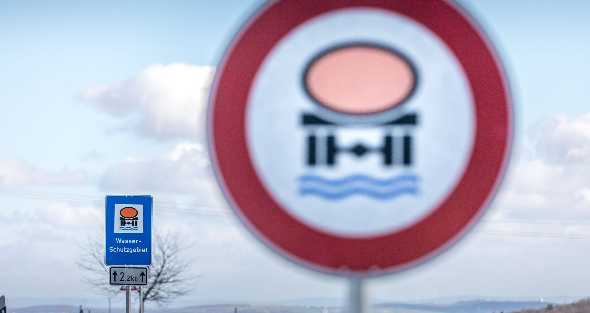 Verkehrsschilder zeigen ein Wasserschutzgebiet sowie das Verbot von Gefahrstoffen an, im Hintergrund die Alpen: 95 Prozent vom Trinkwasser Bayern stammen aus Grundwasserreservoirs, Wasserschutzgebiete sind für seine Reinheit extrem wichtig. (Foto: Patty Varasano) 