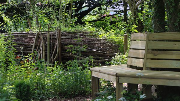 Foto: Christine Kuchem/stock.adobe.com Nützlinge in den Garten locken: Ein Totholzhaufen im Garten bietet vielen Nützlingen ein Versteck (Foto: Christine Kuchem/stock.adobe.com)