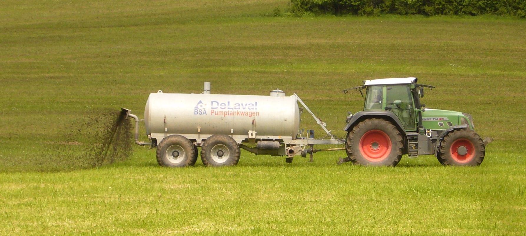 Ein Traktor bringt Gülle auf einem Feld aus: Das ist der Hauptgrund für zu viel Nitrat im Grundwasser. (Foto: Marion Ruppaner)