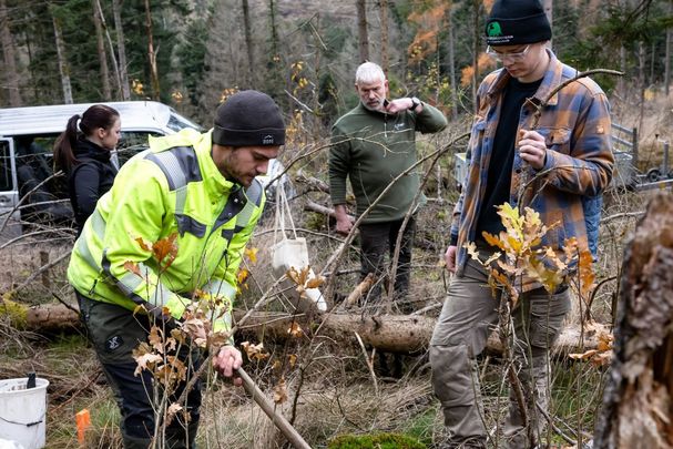 Ehrenamtliche bei der Bepflanzung (Foto: Jörg Farys/BN)