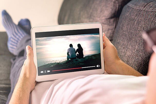 Jemand schaut einen Film auf dem Tablet. (Foto: terovesalainen/stock.adobe.com)