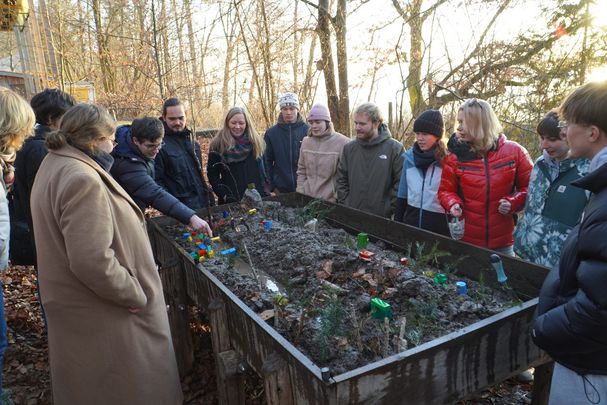 Klima-Wasserbaustelle: An einem Kasten wird das Fließverhalten erklärt (Foto: Axel Schreiner)