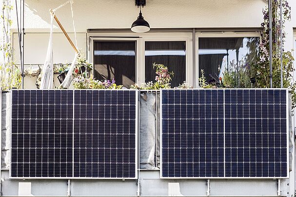 Ein Balkonkraftwerk an einem sonnigen Balkon (Foto: AdobeStock/Maryana)