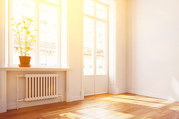 Heizkörper in einer Altbauwohnung. (Foto: Robert Kneschke/stock.adobe.com)