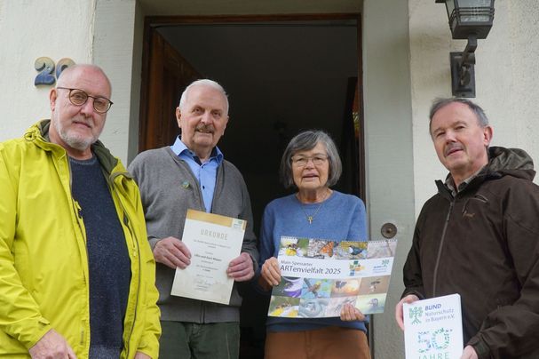 Erwin Scheiner (li) und Karl Seufert (re) gratulieren Gert und Ulla Seifert, Foto Wolfgang Schelbert