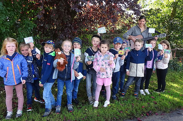 Gudrun Karle (hinten mit Gitarre) und die Karlburger Vorschulkinder, Foto Simone Rüppel