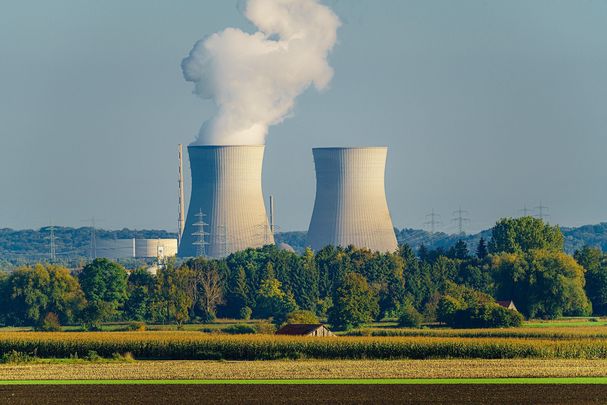 AKW Gundremmingen, noch mit Kühltürmen (Foto: JM Soedher/stock.adobe.com) Weiße Dampfwolken über dem Atomkraftwerk Gundremmingen sind seit Ende 2021 Geschichte, dann wurde das vorletzte bayerische AKW abgeschaltet. (Foto: JM Soedher/stock.adobe.com)