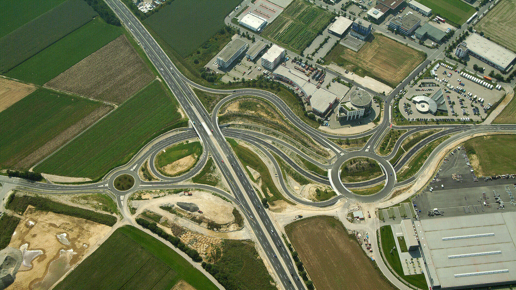 Luftaufnahme der Autobahn A8 Gersthofen Nord bei Augsburg