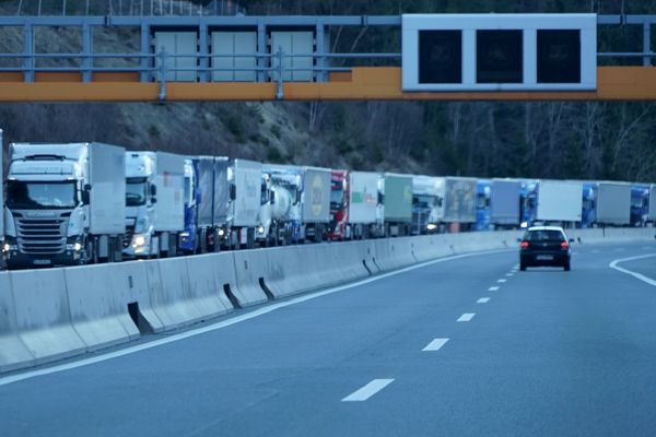 LKW Stau auf der Brennerautobahn Schier endlose Schlange LKW wartet am Brennerpass im Stau. (Foto: tina7si/AdobeStock)