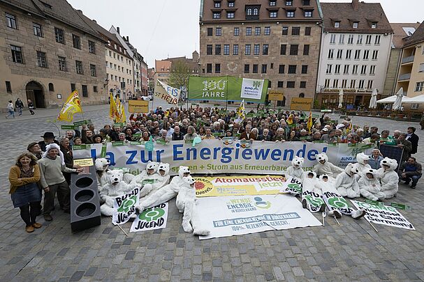 BN-Aktive halten auf einem Marktplatz Transparente, im Vordergrund haben es sich als Eisbären verkleidete Mitglieder der JBN-Jugendorganisation bequem gemacht. (Foto: Toni Mader)