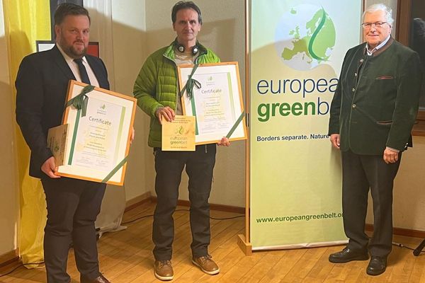 links Heiner Kilger, Bürgermeister Mauth, Mitte Dr. Radek Thér, Bürgermeister Kvilda und rechts Prof. Hubert Weiger, Beauftragter des BUND für das Grüne Band. links Heiner Kilger, Bürgermeister Mauth, Mitte Dr. Radek Thér, Bürgermeister Kvilda und rechts Prof. Hubert Weiger, Beauftragter des BUND für das Grüne Band.