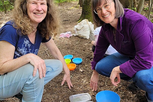 Kindergruppenleiterin Conny Rotter und Umweltreferentin Britta Walthelm