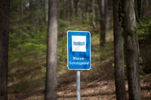 Sign "Wasserschutzgebiet". English translation: "Water reserve". The sign indicates that the water in this area is used for drinking or healing water.